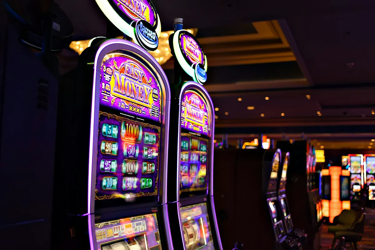 Mesin permainan sebagai ilustrasi ketentuan free spins