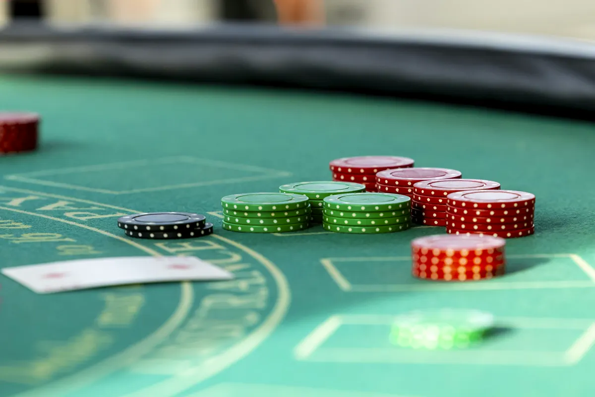 Meja kasino dengan chip untuk menjelaskan format live casino