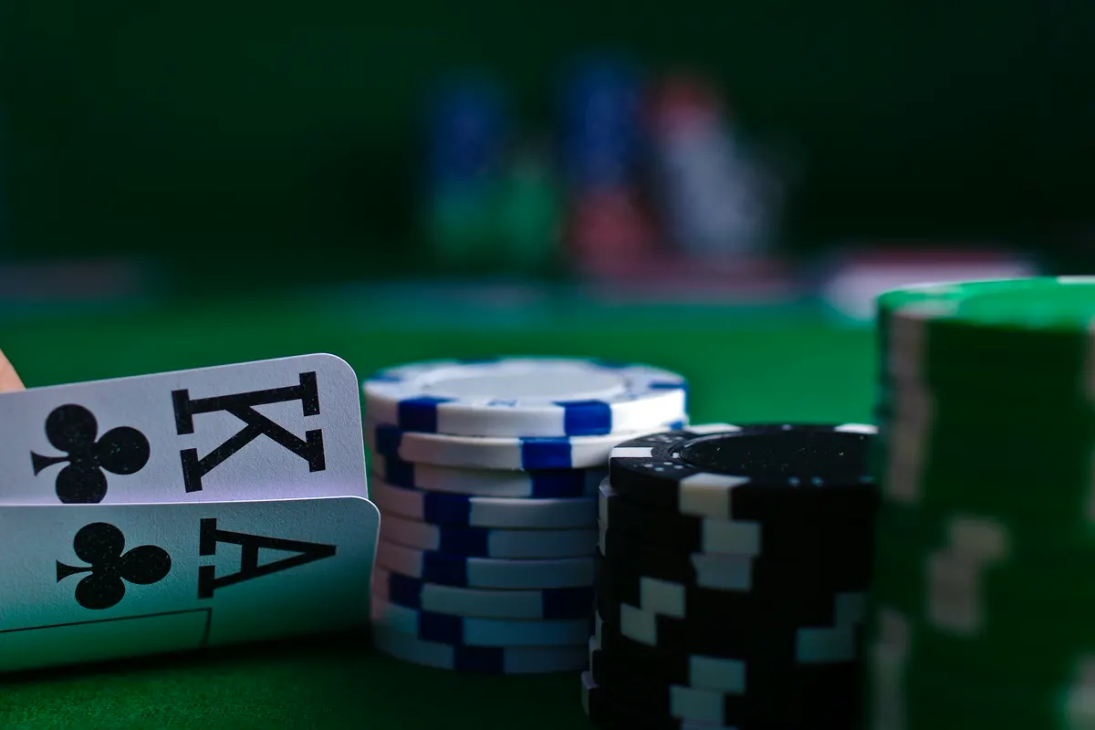 Kartu dan chip poker di atas meja hijau