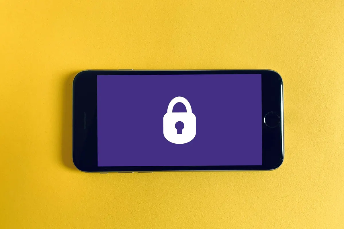 Ponsel dengan simbol kunci untuk menjelaskan privasi data